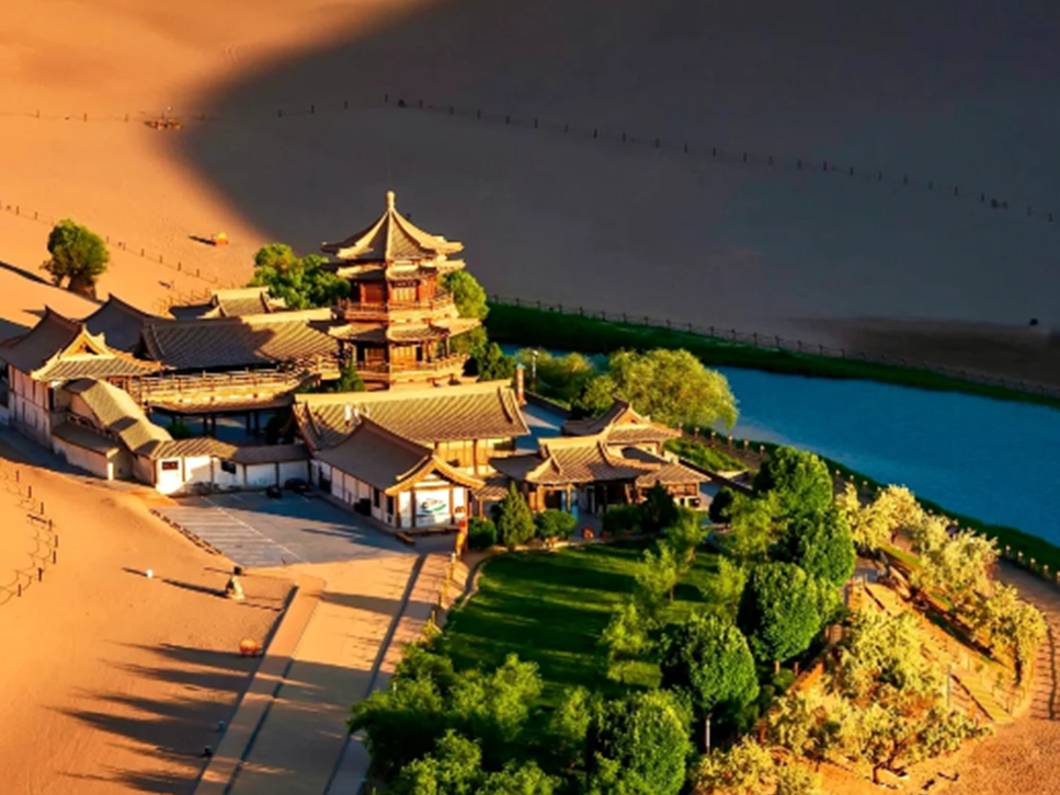 鸣沙山月牙泉